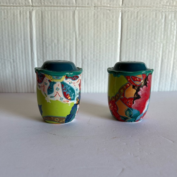 Shakers - Picture 9 of 10